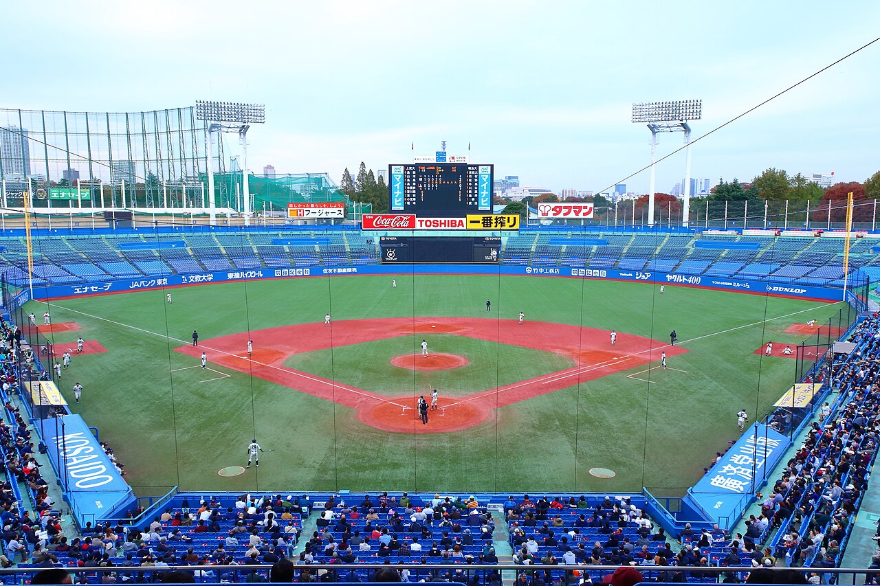 明治神宮野球場のグラウンドと観客席。2016年撮影